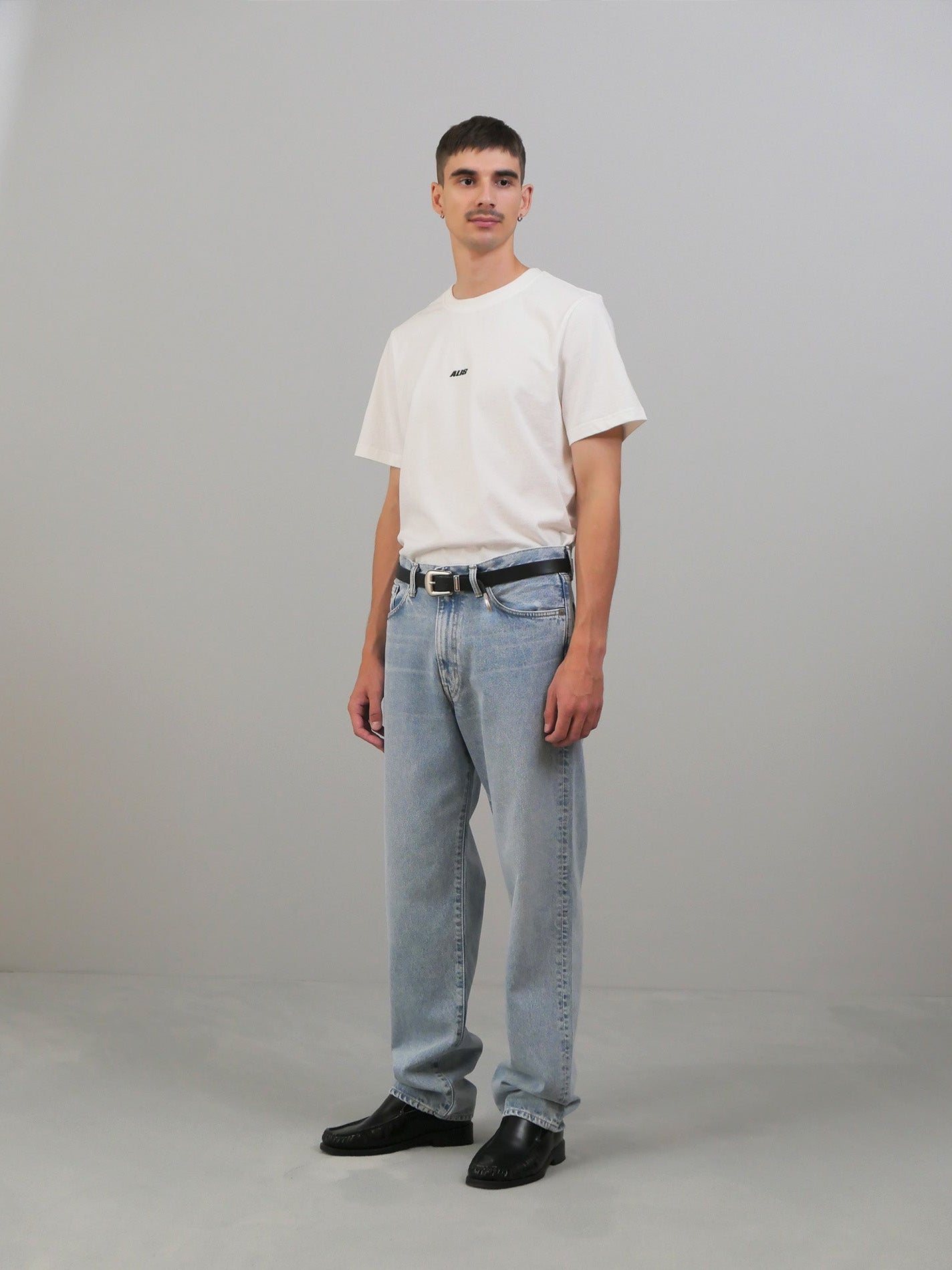 Loose Jeans - Blue Light Used